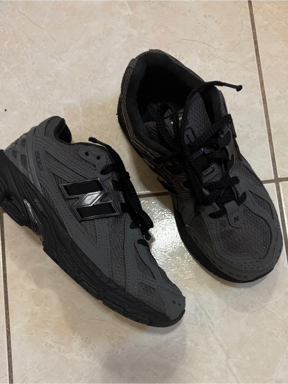 New Balance Gray and Black Trail-Style Sneakers Boys size 4 - Picture 13 of 15